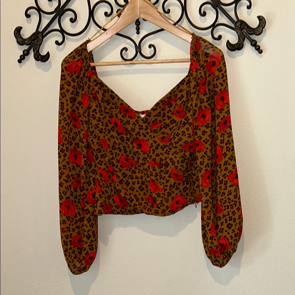 ASTR THE LABEL CHEETAH POPPY FLOWER PRINTED BLOUSE SIZE SMALL